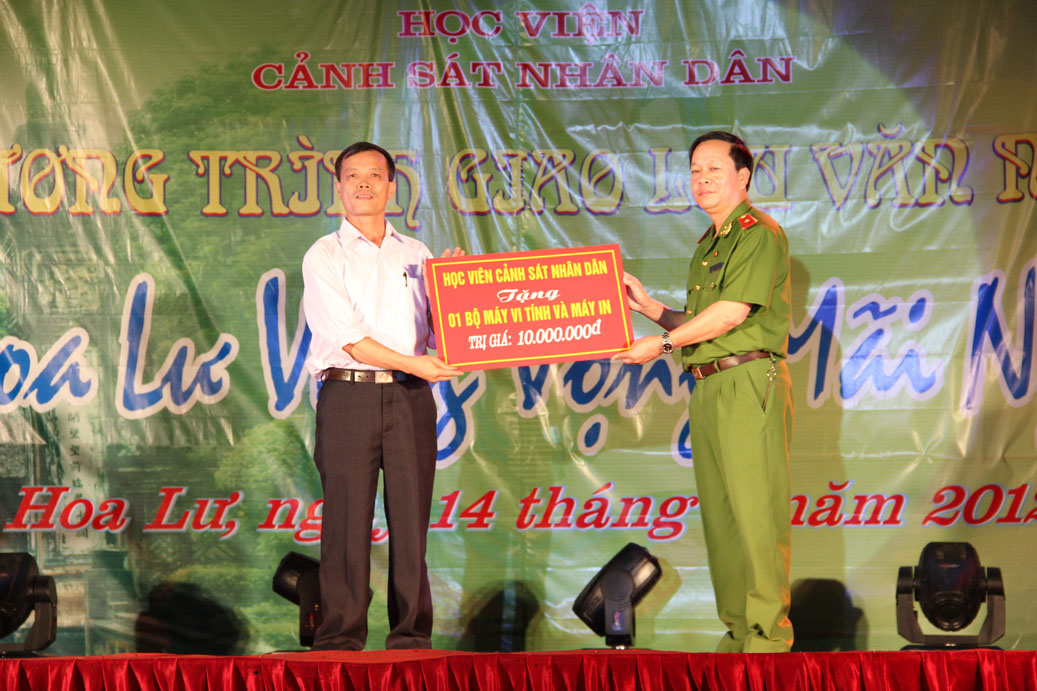 Đồng chí thiếu tướng GS.TS Nguyễn Xuân Yêm giám đốc Học viện CSND tặng 01 bộ máy vi tính và máy in cho đại diện huyện Hoa Lư
